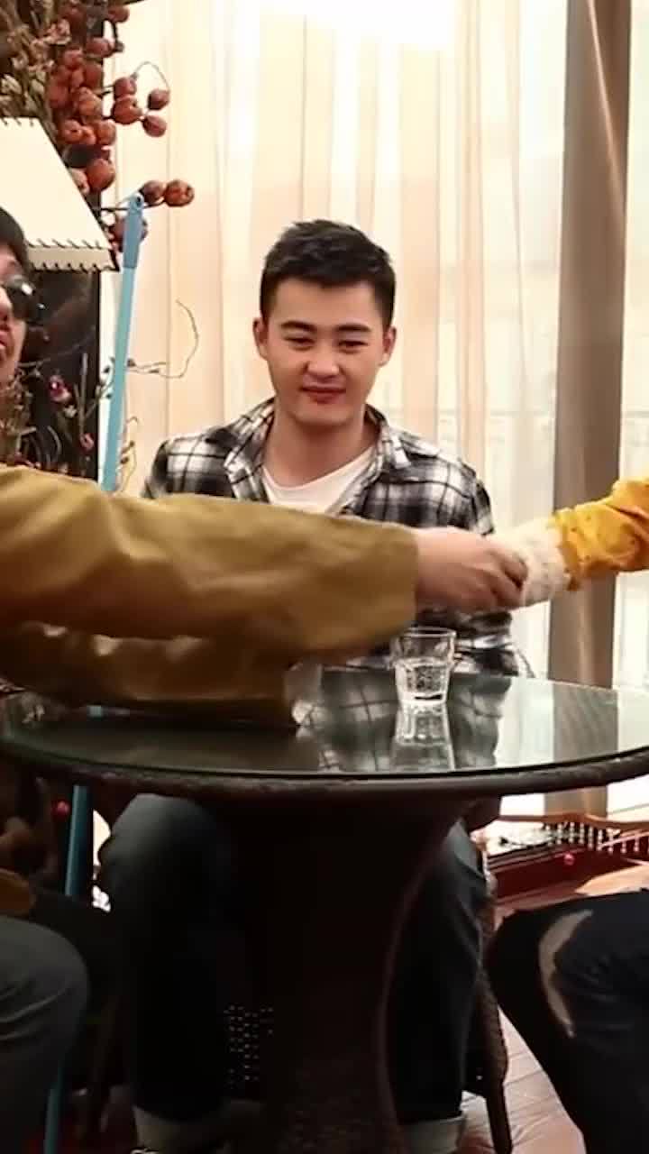 极品女士 小伙相亲找大师摸骨,结果大师的话,让美女恨不得打他