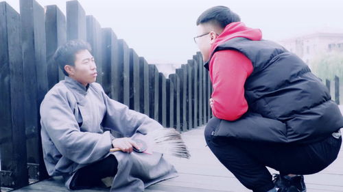 大学生毕业半年患焦虑,街头巧遇摸骨神算,大师一伸手脸色大变