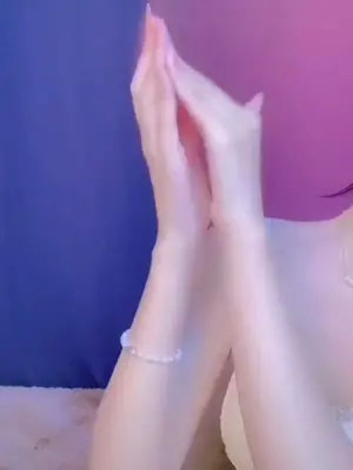 美妆 姐妹们 手是女人的第二张脸,必须好好保养,这款 猫爪手摸 滋润养护,我尤其喜欢她的味道,还可以边玩手机 手部护理 护手